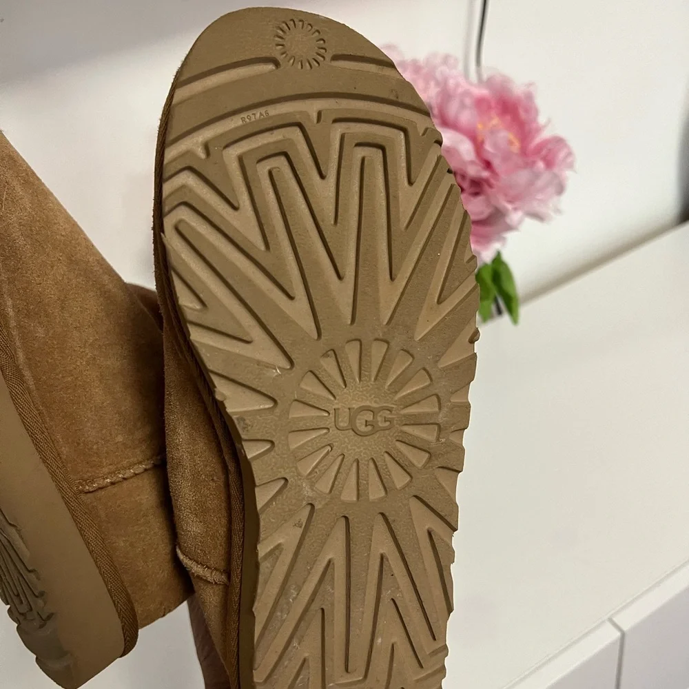 UGGS - Picture 4 of 4